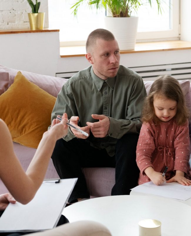 parents_kid_doing_therapy